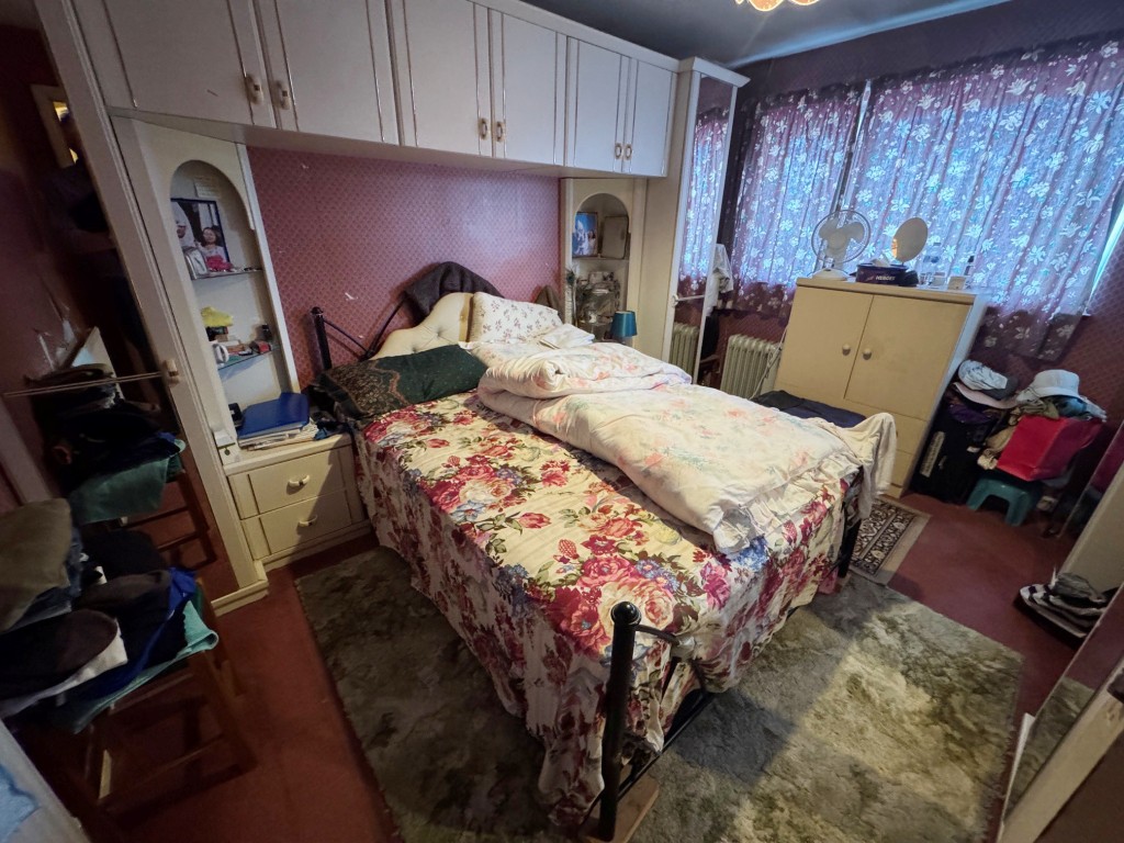 Lot: 162 - THREE-BEDROOM HOUSE FOR INVESTMENT - Bedroom 1